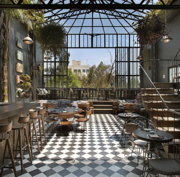 Cafe dengan tampilan eksterior yang elegan dan mewah